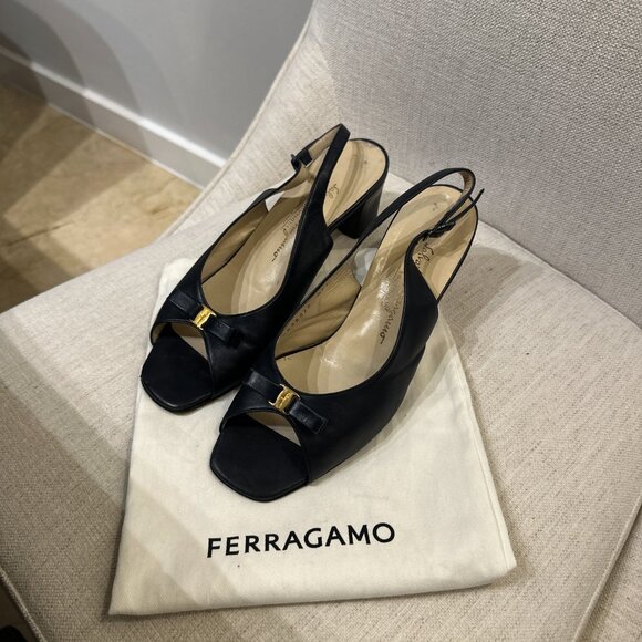 Vintage Salvatore Ferragamo Navy Bow Slingback Heels – Size 8.5C - Picture 6 of 15